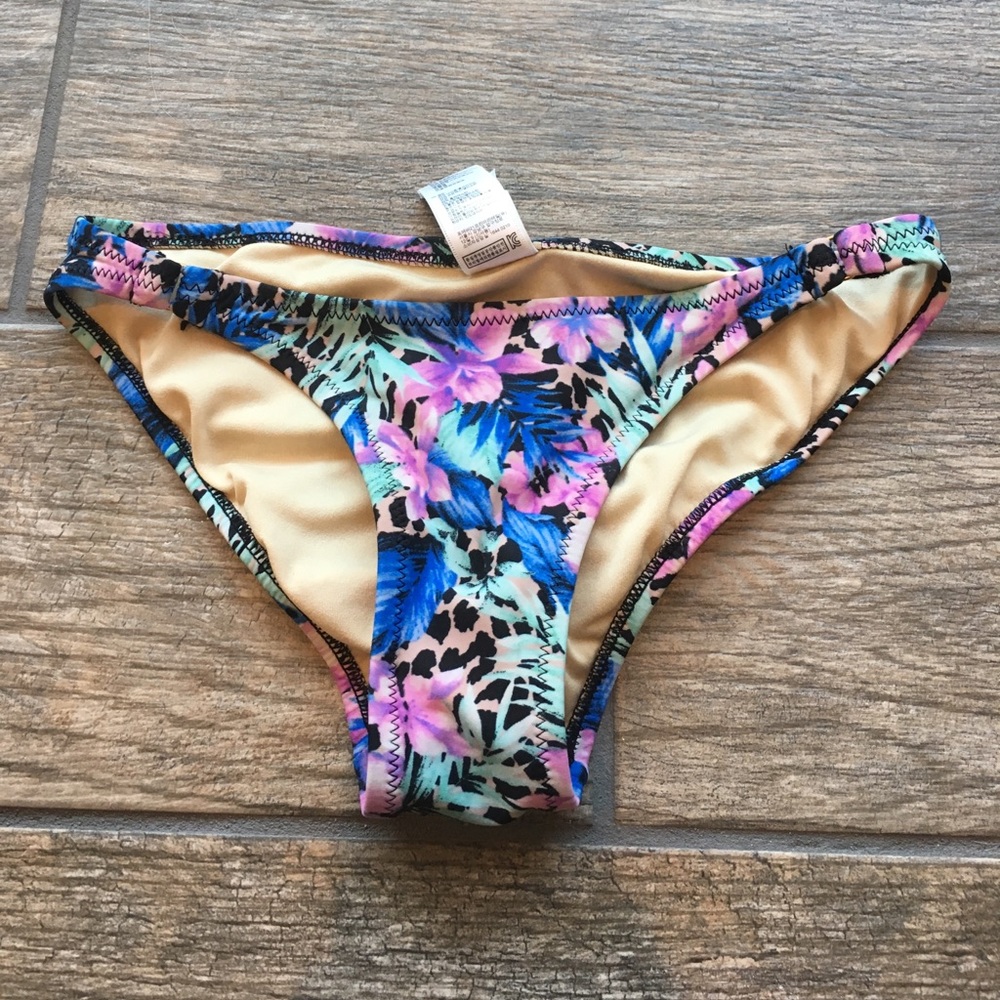 Cheeky swim suit bottoms ruffled on back